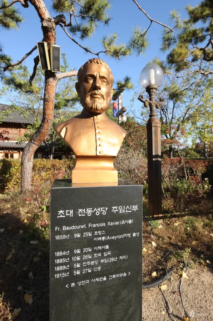 전동성당 초대 주임신부 동상