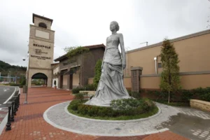 Busan Premium Outlets statue
