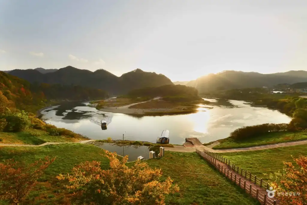 Sunset view of Cheongnyeongpo and river