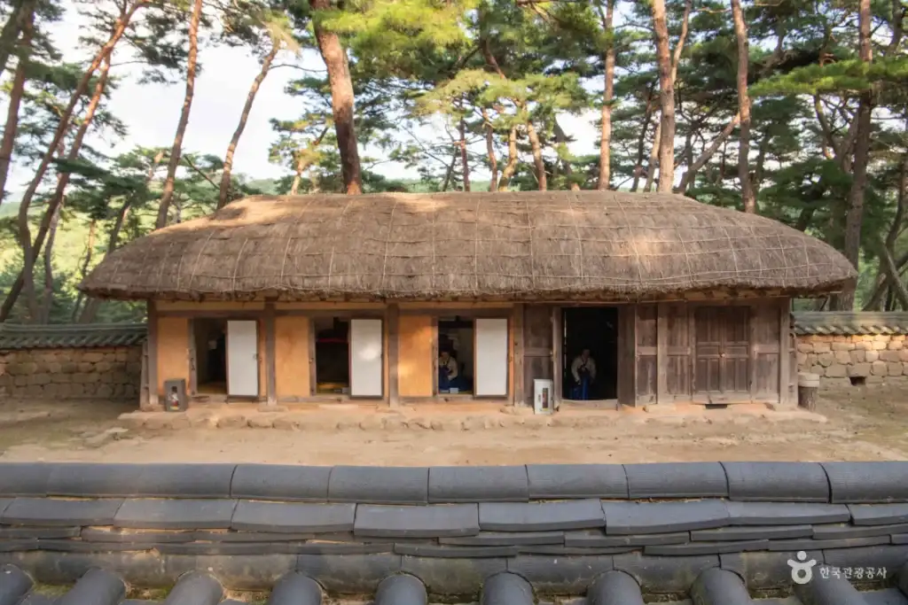 Cheongnyeongpo Danjongoso thatched house