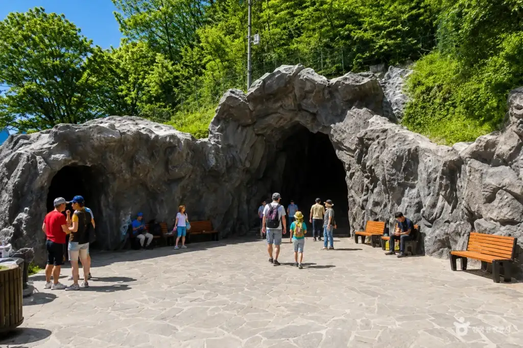 Outside entrance of Yeongwol Gossi Cave