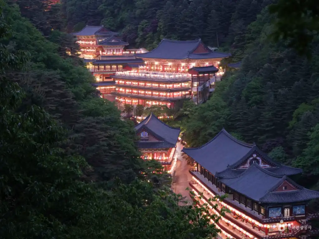 Guinsa Temple illuminated with lanterns at night