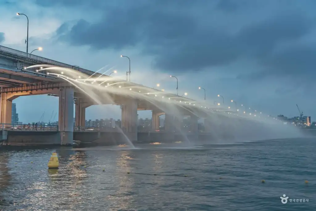 Hangang Park Banpo Rainbow Fountain