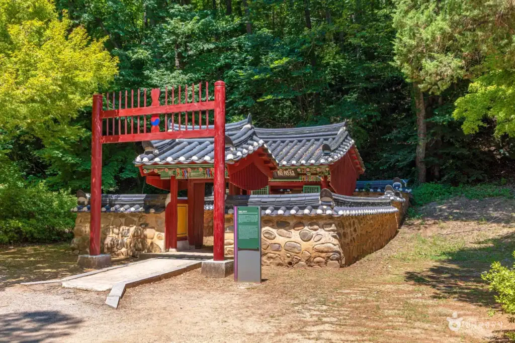 Red spike gate Hongsalmun in Jangneung