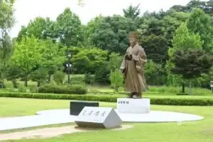 Statue of Yulgok Yi I